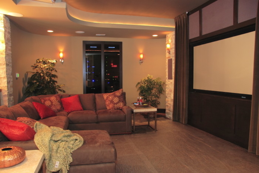 FLAT SCREEN OR PROJECTOR: WHICH IS BEST FOR YOUR HOME THEATER?